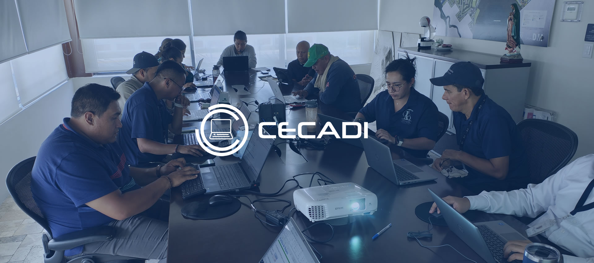 Equipo ejecutivo analizando métricas y desempeño